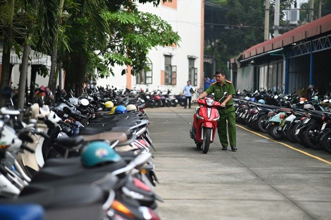 Xe máy, ô tô 'làm mưa làm gió' trên đường phố TPHCM ảnh 17