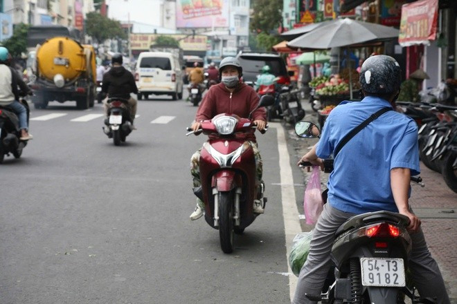 Xe máy, ô tô 'làm mưa làm gió' trên đường phố TPHCM ảnh 2