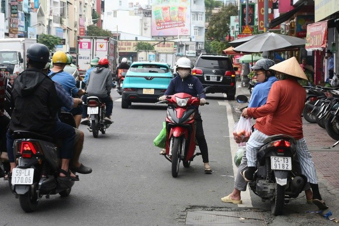 Xe máy, ô tô 'làm mưa làm gió' trên đường phố TPHCM ảnh 4