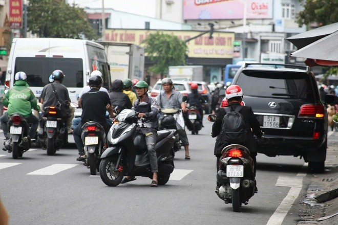 Xe máy, ô tô 'làm mưa làm gió' trên đường phố TPHCM ảnh 3