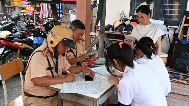 Xe máy, ô tô 'làm mưa làm gió' trên đường phố TPHCM ảnh 19