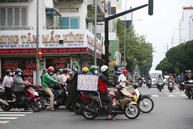 Xe máy, ô tô 'làm mưa làm gió' trên đường phố TPHCM ảnh 7