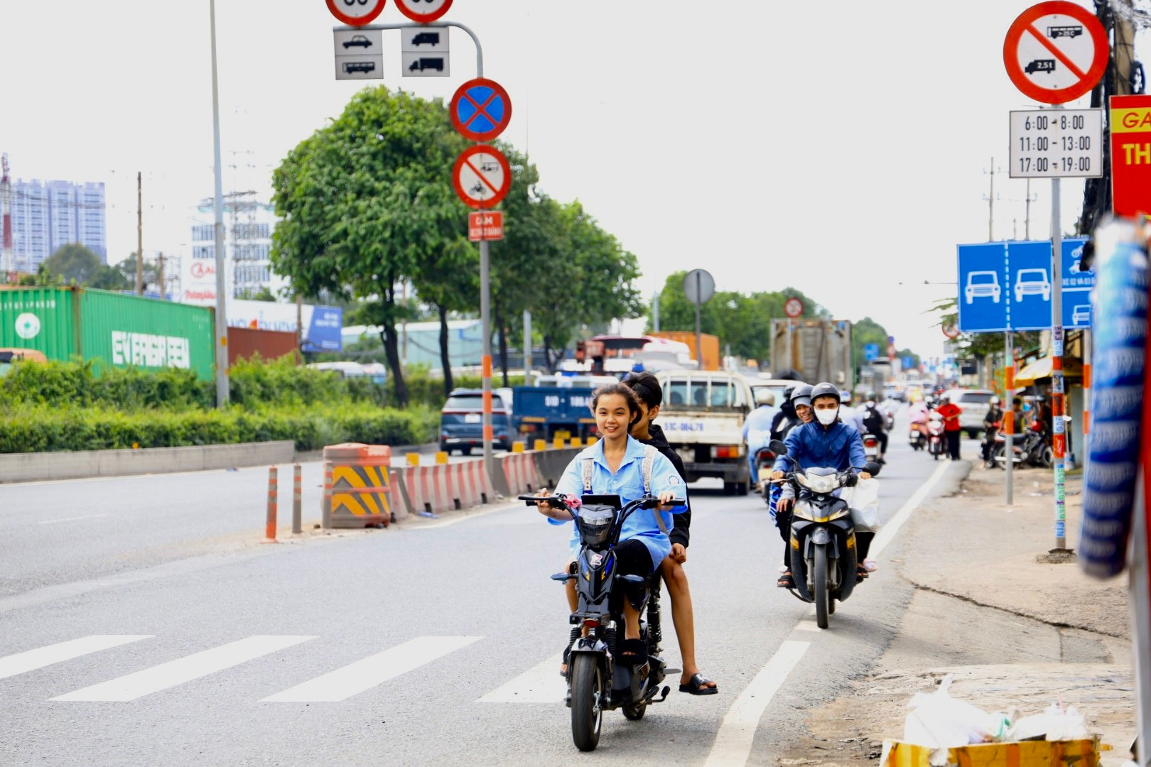 Xe máy, ô tô 'làm mưa làm gió' trên đường phố TPHCM ảnh 6