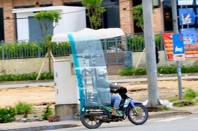 Xe máy, ô tô 'làm mưa làm gió' trên đường phố TPHCM ảnh 14