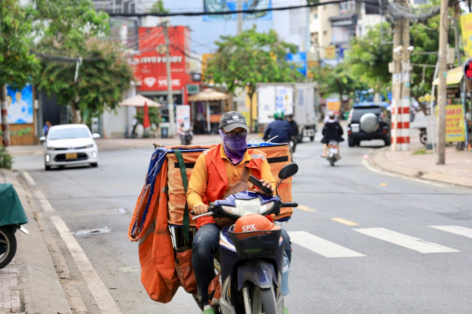 Xe máy, ô tô 'làm mưa làm gió' trên đường phố TPHCM ảnh 11