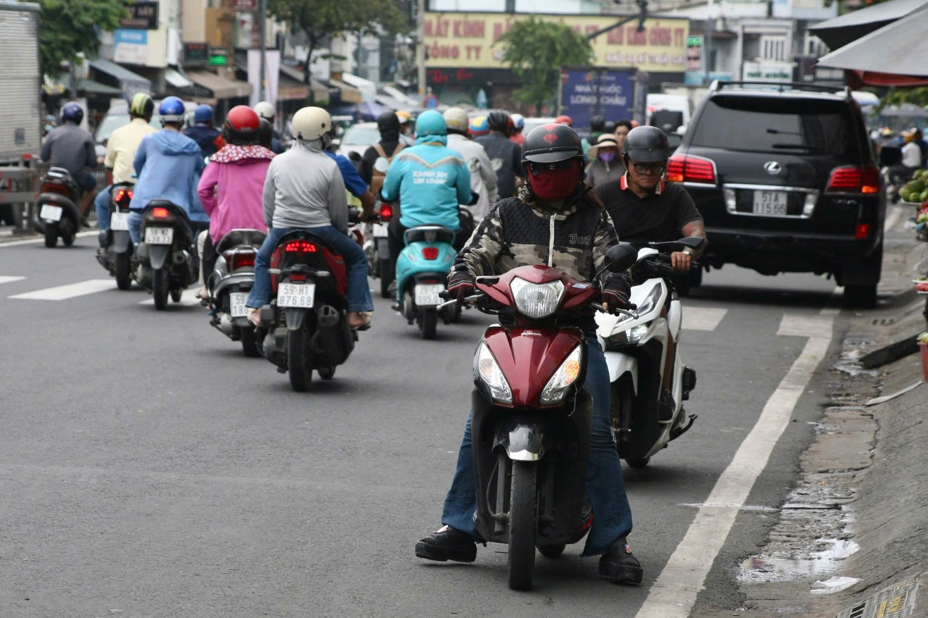 Xe máy, ô tô 'làm mưa làm gió' trên đường phố TPHCM ảnh 1