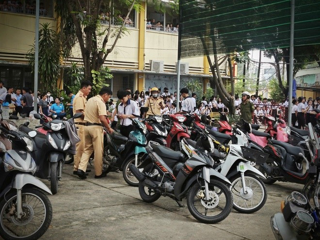 Xe máy, ô tô 'làm mưa làm gió' trên đường phố TPHCM ảnh 21