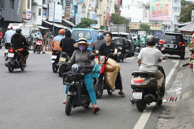 Xe máy, ô tô 'làm mưa làm gió' trên đường phố TPHCM ảnh 5