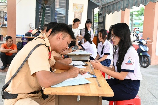 Xe máy, ô tô 'làm mưa làm gió' trên đường phố TPHCM ảnh 18