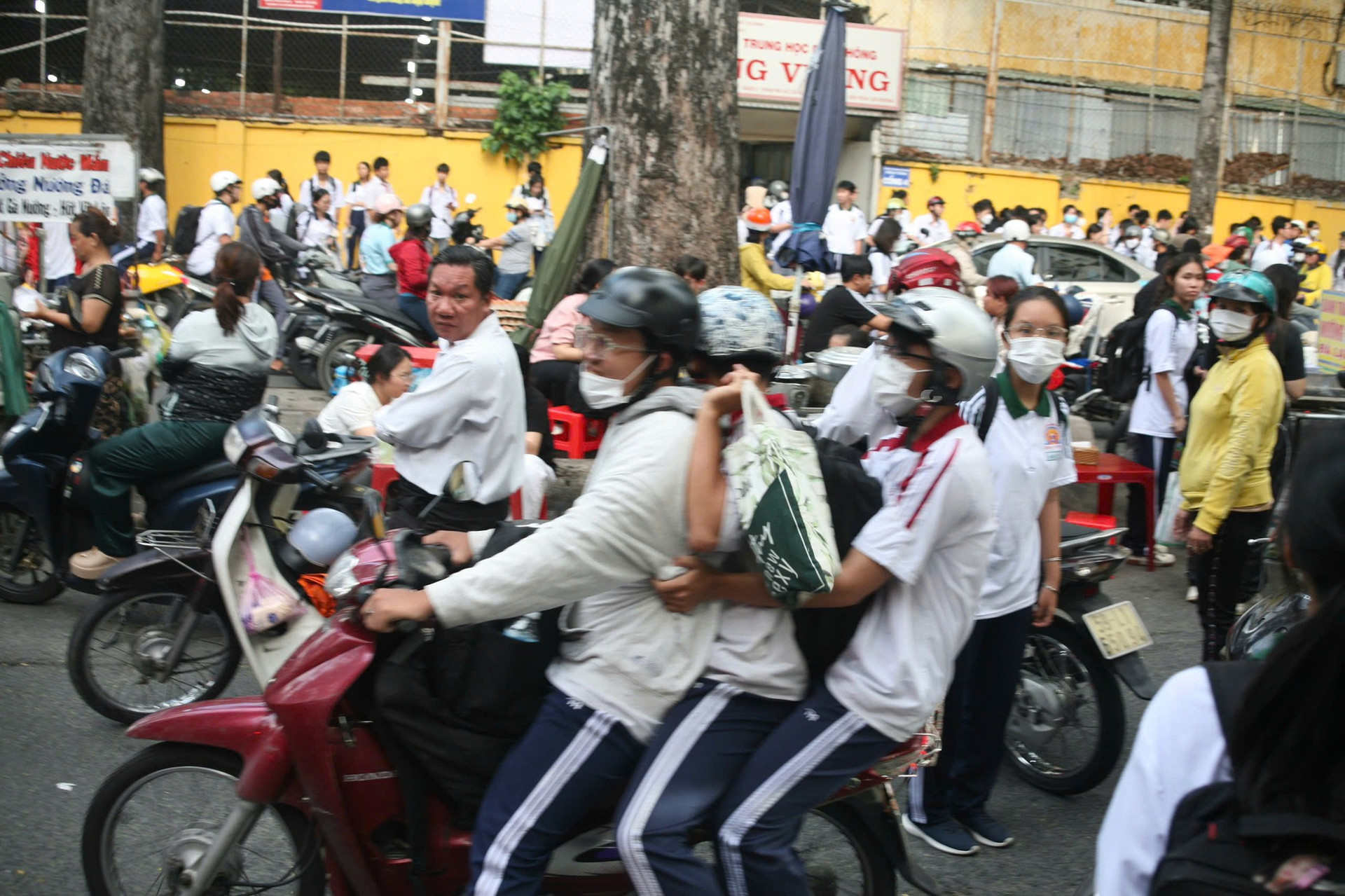 Xe máy, ô tô 'làm mưa làm gió' trên đường phố TPHCM ảnh 15