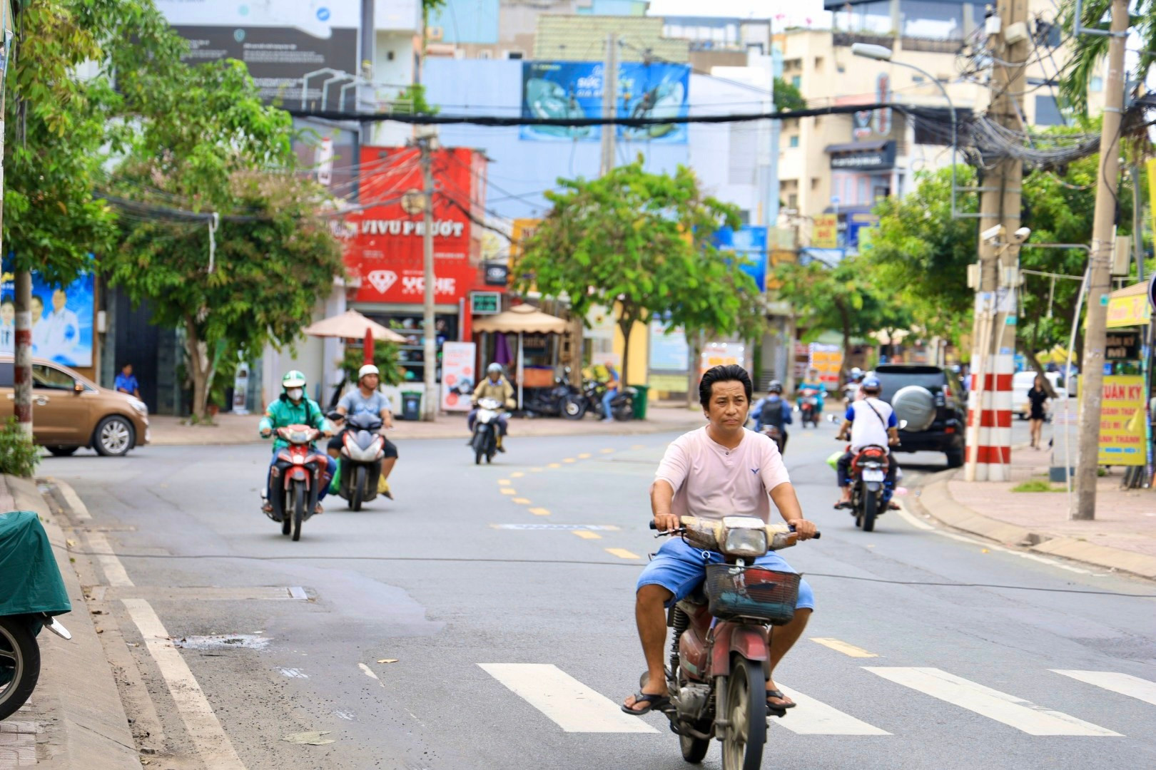 Xe máy, ô tô 'làm mưa làm gió' trên đường phố TPHCM ảnh 12