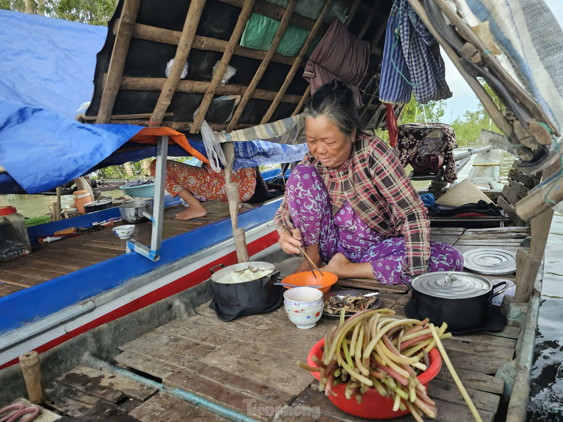 Tận thấy bông súng dài 3m ở đầu nguồn lũ ảnh 16