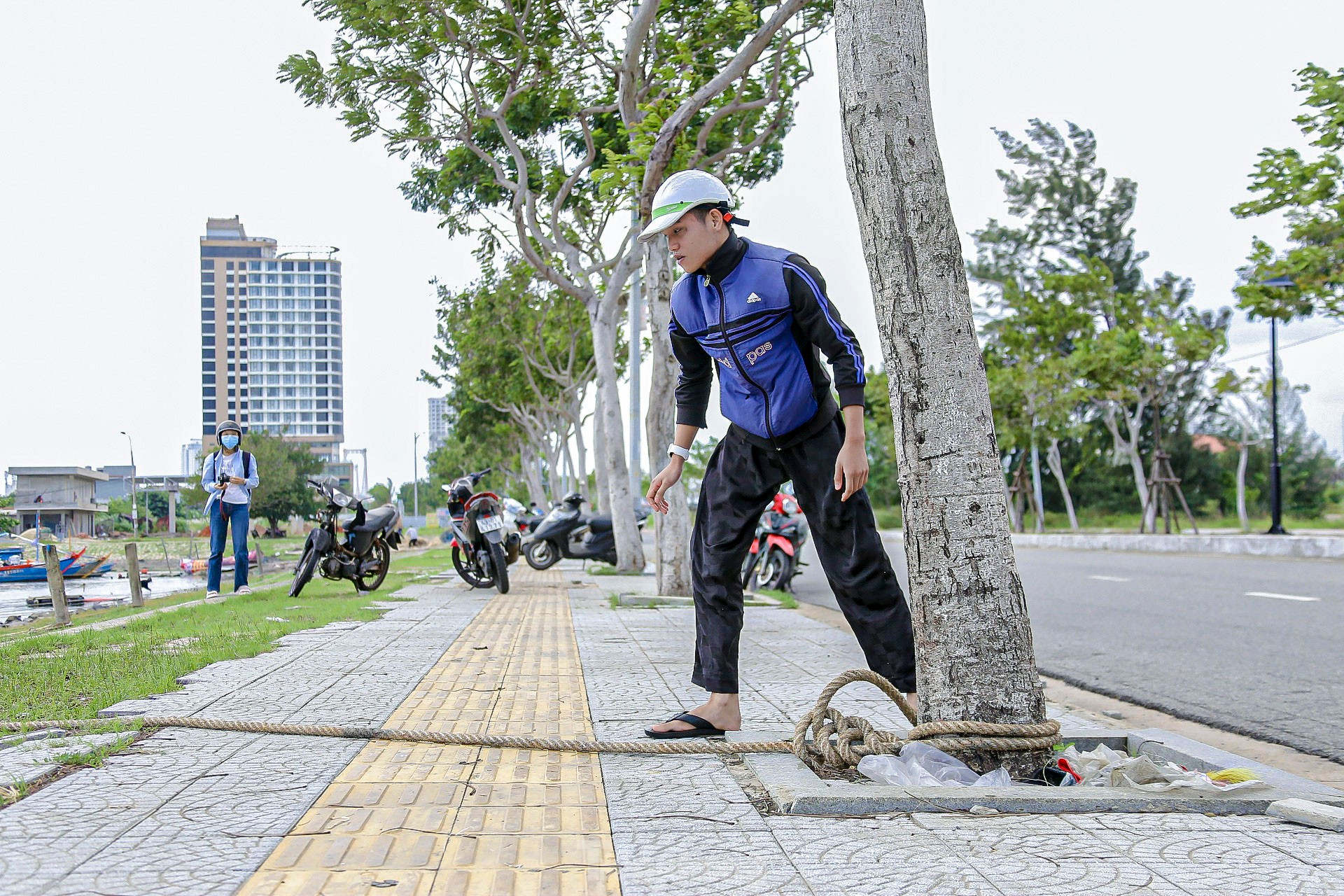 Ngư dân Đà Nẵng hối hả vào bờ, neo đậu tàu thuyền tránh bão Trà Mi ảnh 8