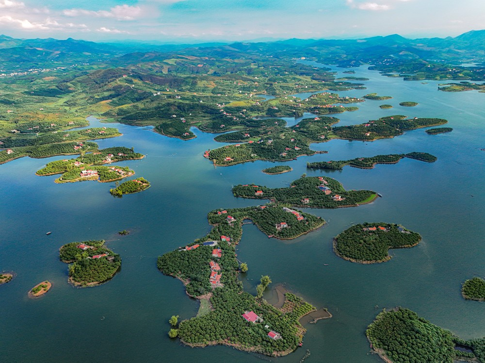 Lòng hồ thủy lợi đẹp như mơ giữa trùng điệp núi non: Trải dài đến 30km, dung tích chứa lớn gấp 25 lần hồ Tây - ảnh 1