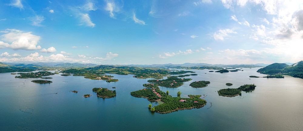 Lòng hồ thủy lợi đẹp như mơ giữa trùng điệp núi non: Trải dài đến 30km, dung tích chứa lớn gấp 25 lần hồ Tây - ảnh 2