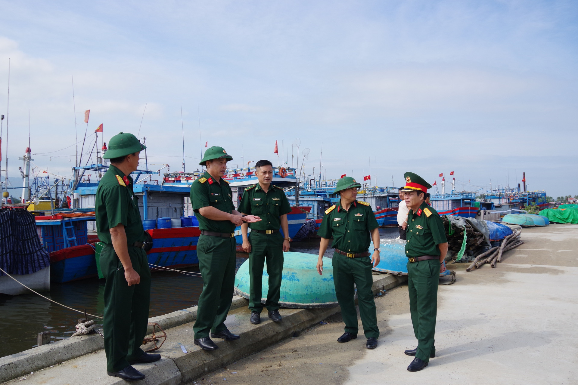 Phòng chống bão Trà Mi: Cấm biển, sẵn sàng phương án sơ tán người dân- Ảnh 1.