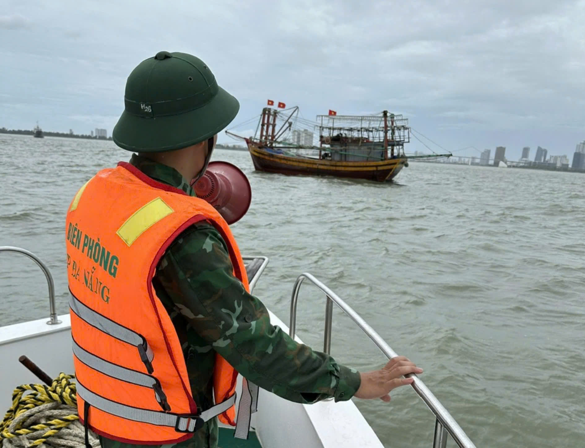 Phòng chống bão Trà Mi: Cấm biển, sẵn sàng phương án sơ tán người dân- Ảnh 2.