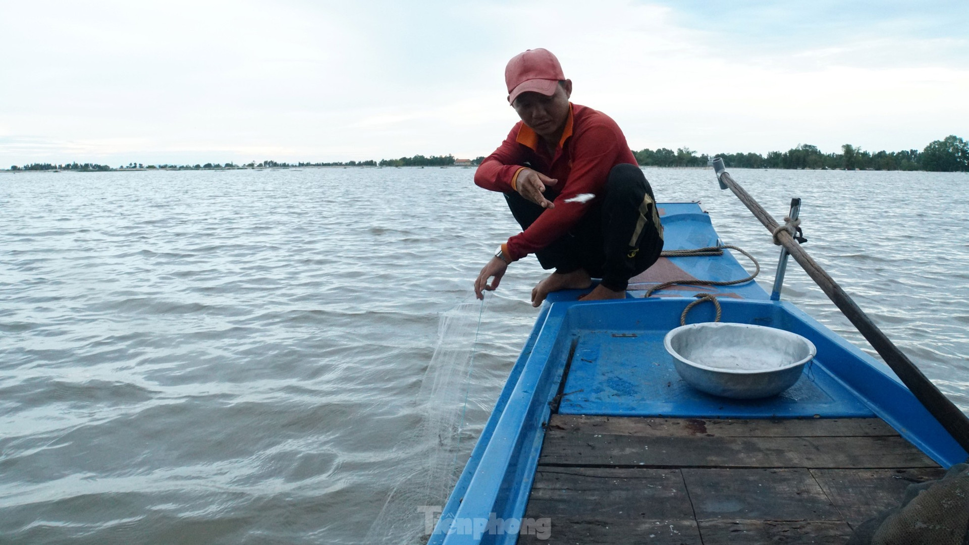 Mưu sinh mùa nước nổi: 'Kiếm được đồng tiền rơi nước mắt' ảnh 12