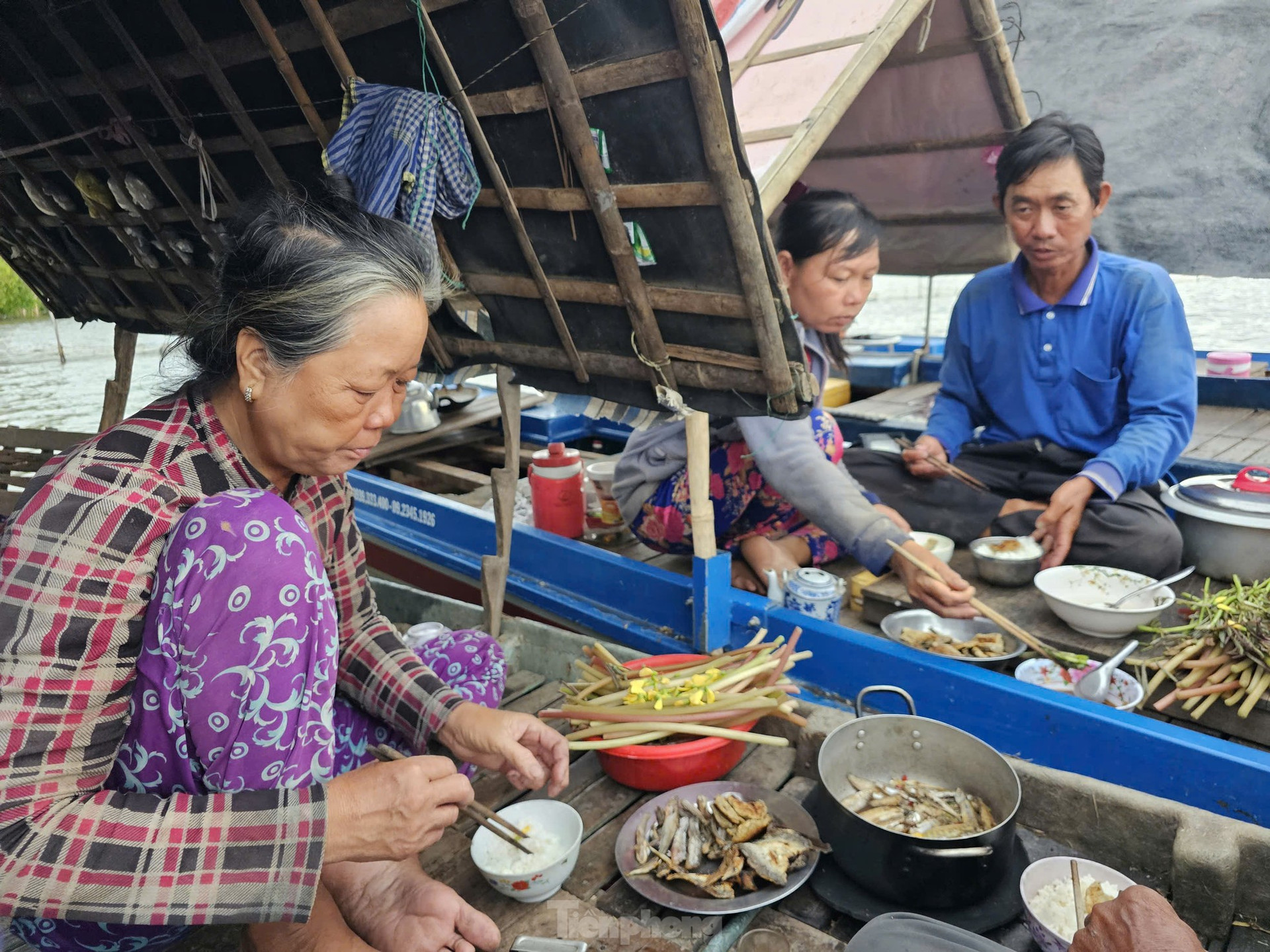 Mưu sinh mùa nước nổi: 'Kiếm được đồng tiền rơi nước mắt' ảnh 15