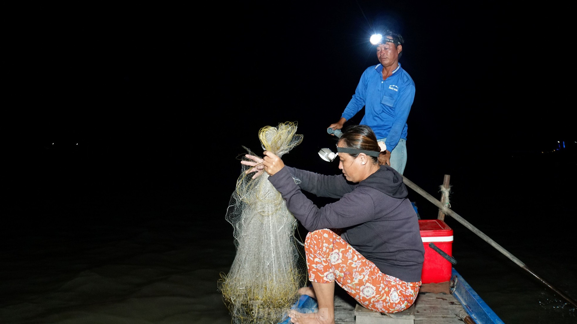 Mưu sinh mùa nước nổi: 'Kiếm được đồng tiền rơi nước mắt' ảnh 5