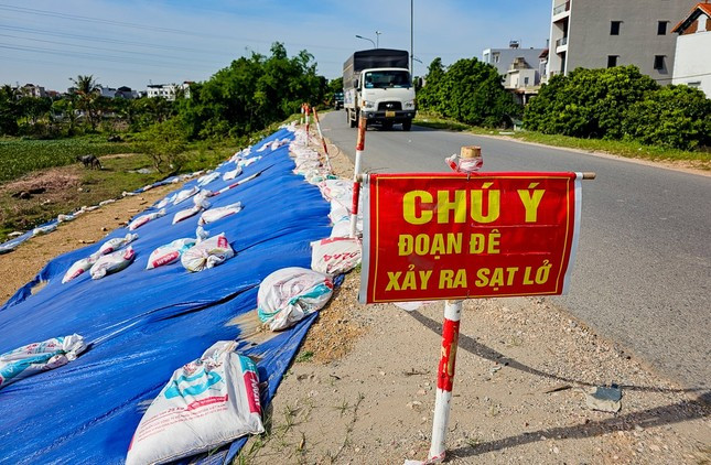 Hà Nội: Xuất hiện 3 điểm sụt lún đê Yên Nghĩa, quận Hà Đông dựng rào chắn đường ảnh 1