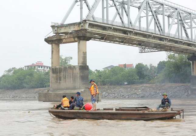 Dừng tìm kiếm nạn nhân mất tích cầu Phong Châu ảnh 1