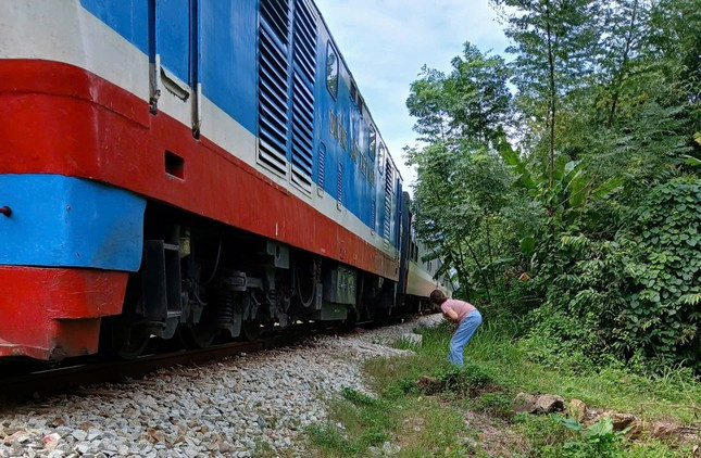 Bị tàu hỏa tông tử vong khi băng ngang đường sắt ảnh 1