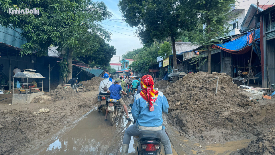 Nhà cửa, đường xá bị ảnh hưởng, kéo theo đó là hoạt động du lịch cũng không tránh khỏi bị liên luỵ.