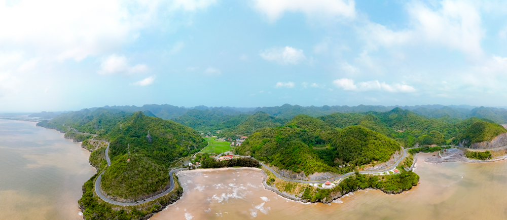 Tuyến đường ‘hoa’ trị giá nghìn tỷ chỉ dài 20km nhưng xuyên qua cả núi, rừng và biển, dẫn thẳng tới ‘viên ngọc xanh’ miền Bắc - ảnh 1