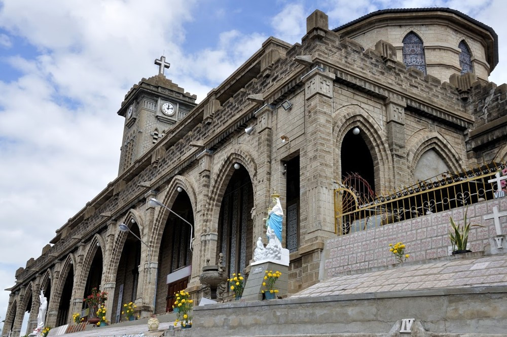 Công trình ở miền Trung Việt Nam mang kiến trúc Gothic cổ điển, du khách cứ ngỡ đang lạc giữa trời Âu - ảnh 2