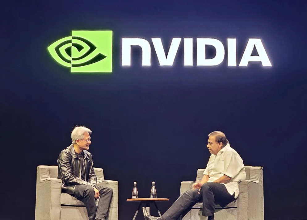 CEO Nvidia bắt tay tỷ phú giàu nhất châu Á xây dựng siêu trung tâm dữ liệu AI - ảnh 1