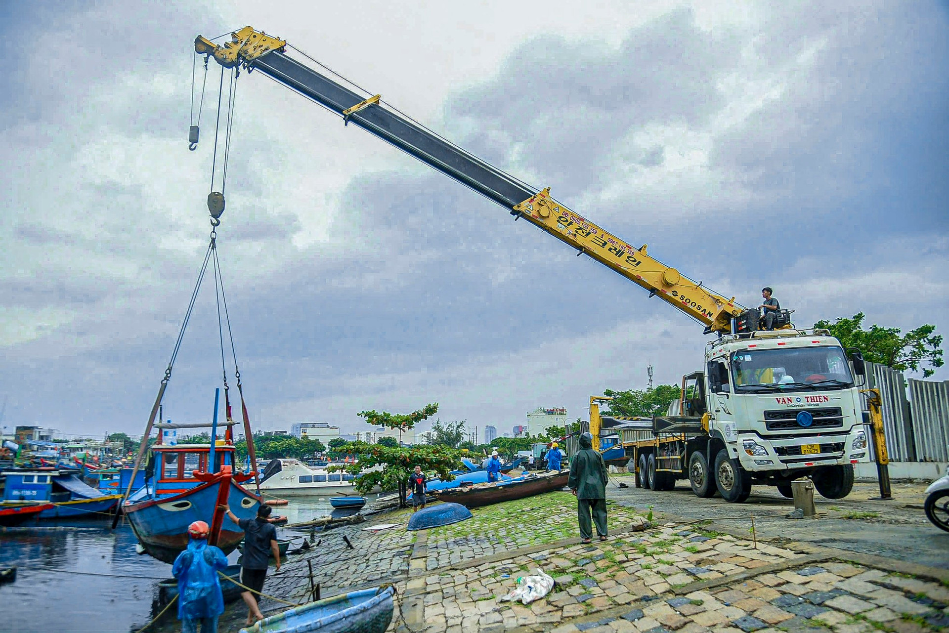 Ngư dân Đà Nẵng tất bật cẩu thuyền lên bờ tránh bão ảnh 13