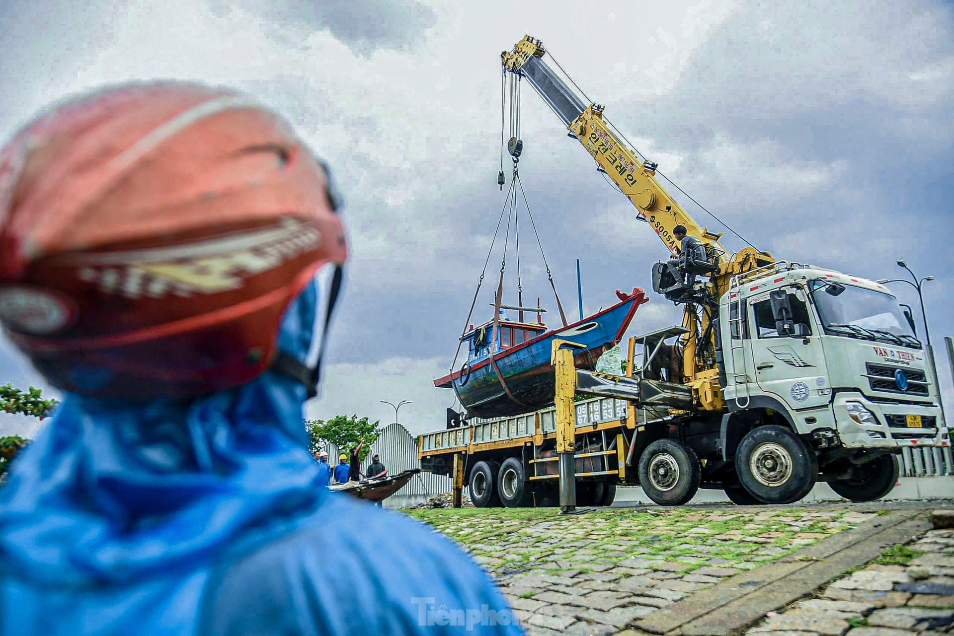 Ngư dân Đà Nẵng thuê xe cẩu đưa thuyền lên bờ tránh bão Trà Mi ảnh 6