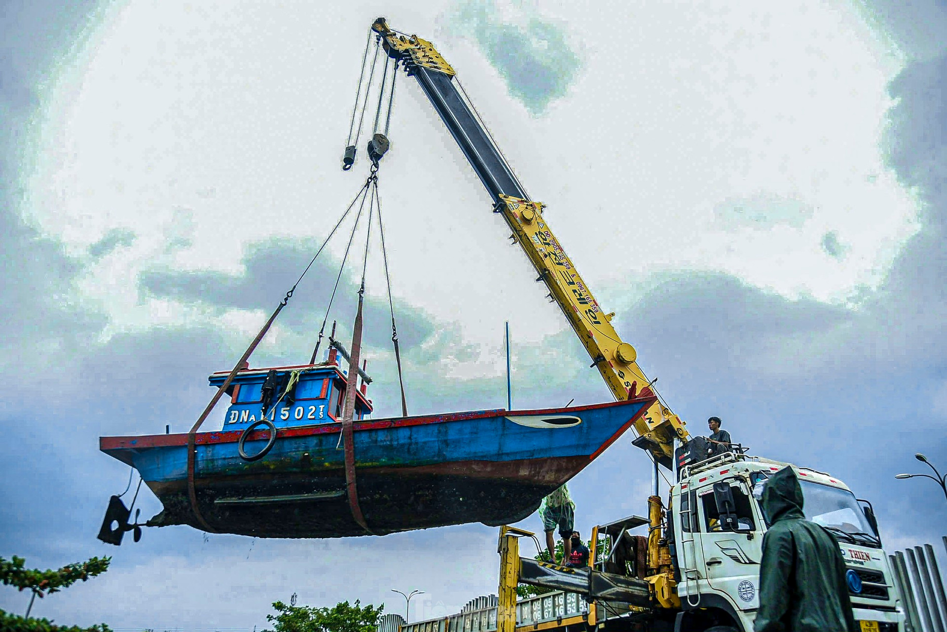 Ngư dân Đà Nẵng thuê xe cẩu đưa thuyền lên bờ tránh bão Trà Mi ảnh 4