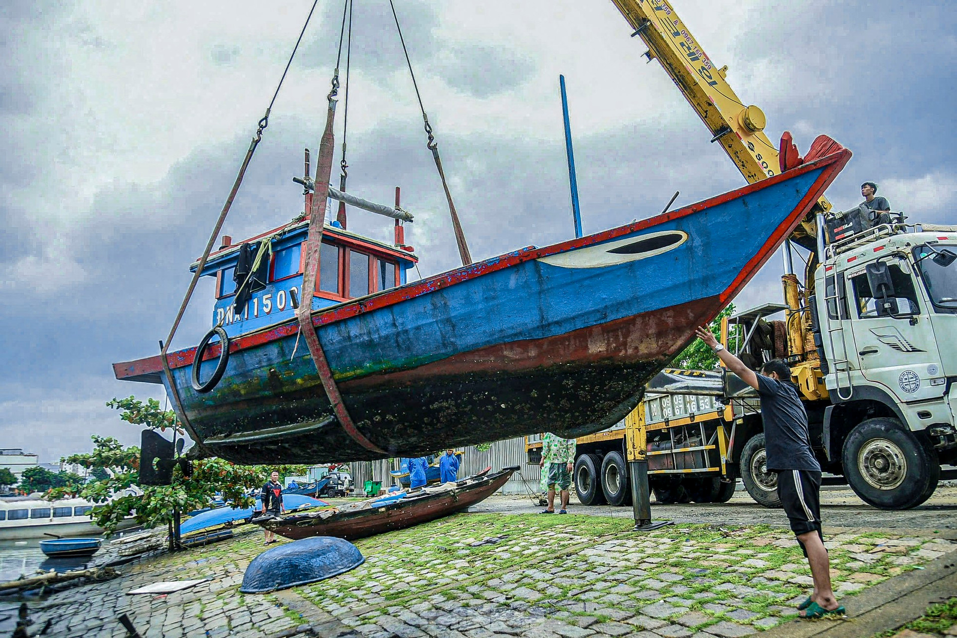 Ngư dân Đà Nẵng tất bật cẩu thuyền lên bờ tránh bão ảnh 3