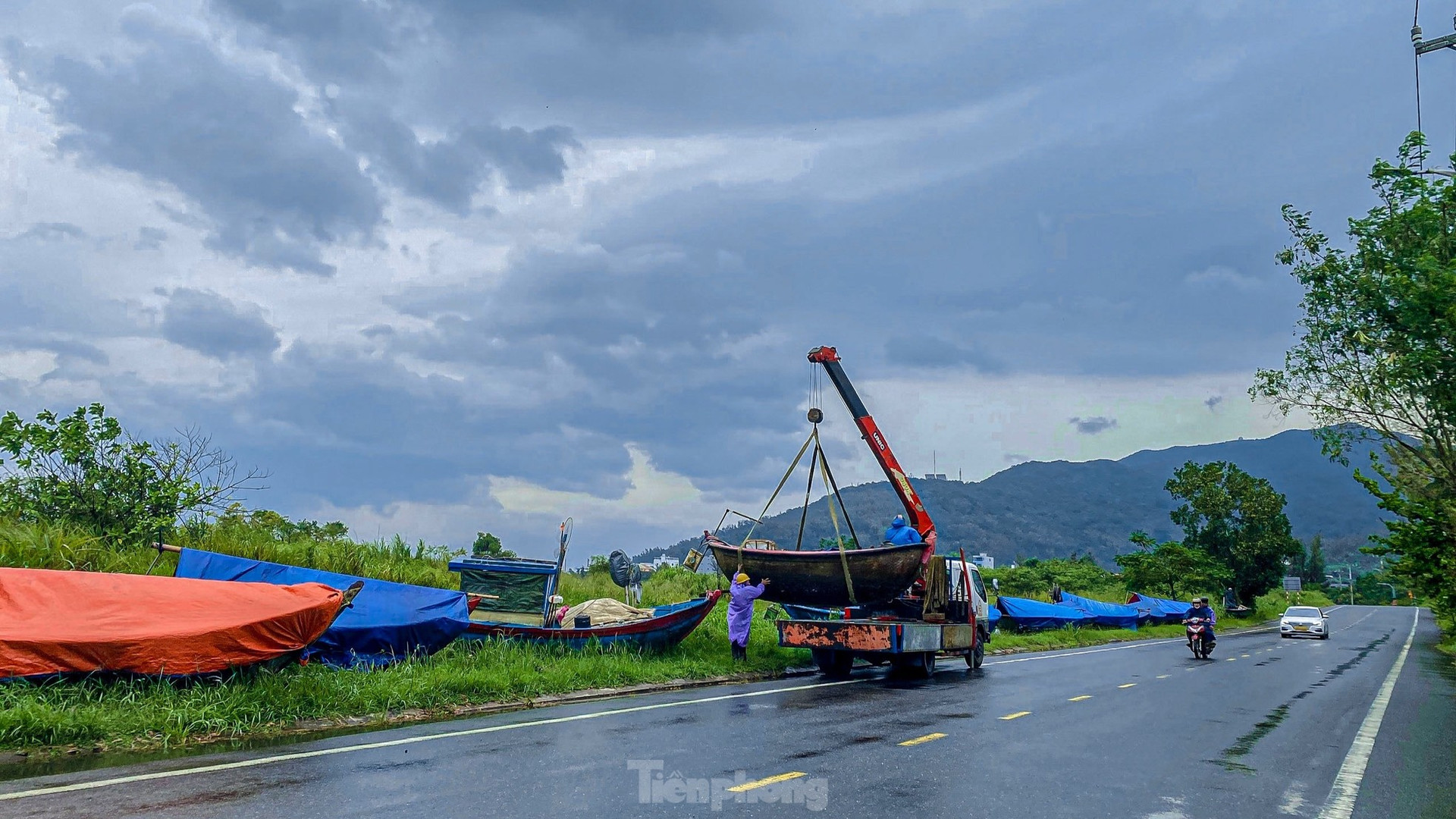 Ngư dân Đà Nẵng thuê xe cẩu đưa thuyền lên bờ tránh bão Trà Mi ảnh 10