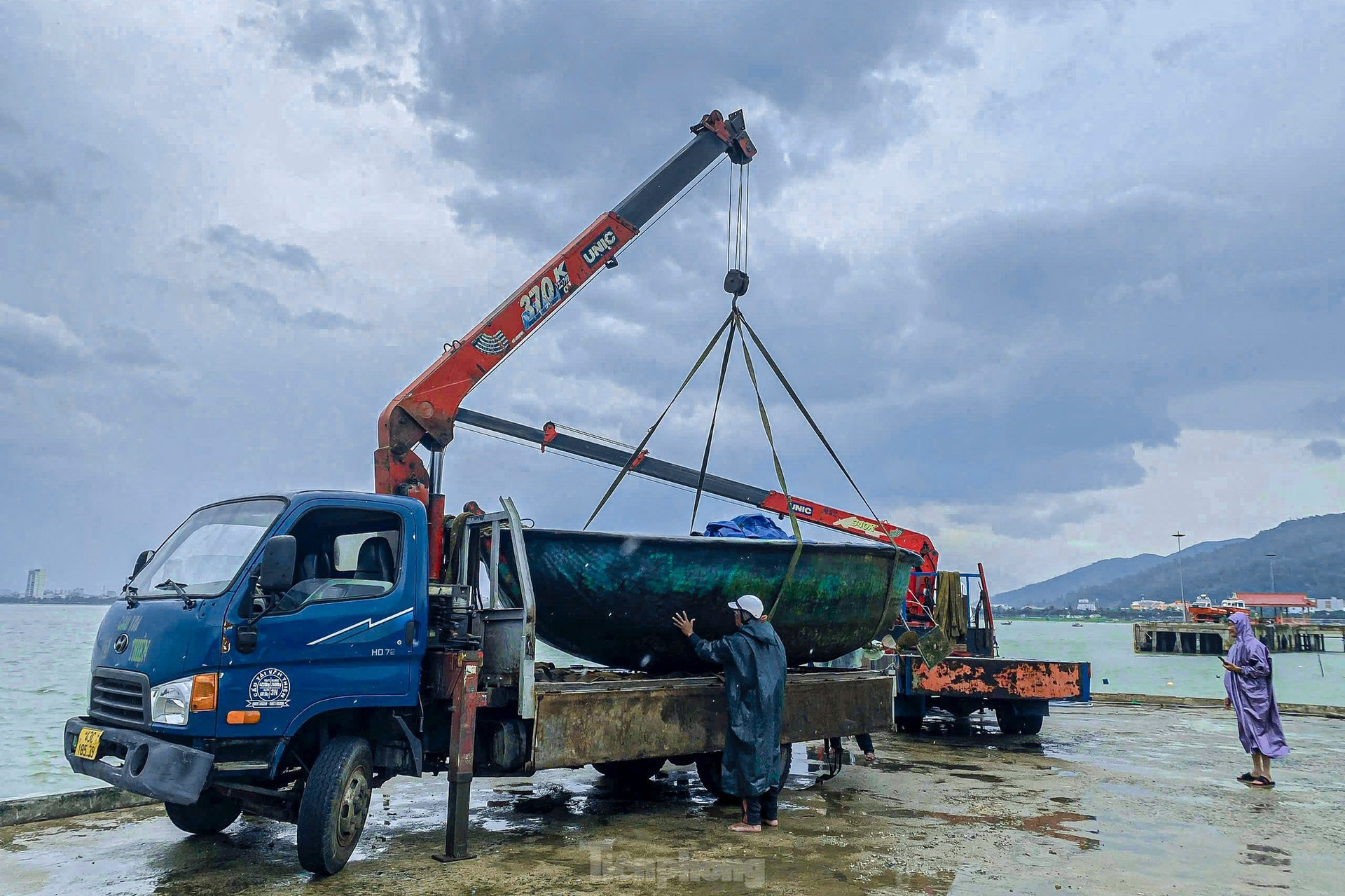 Ngư dân Đà Nẵng tất bật cẩu thuyền lên bờ tránh bão ảnh 8