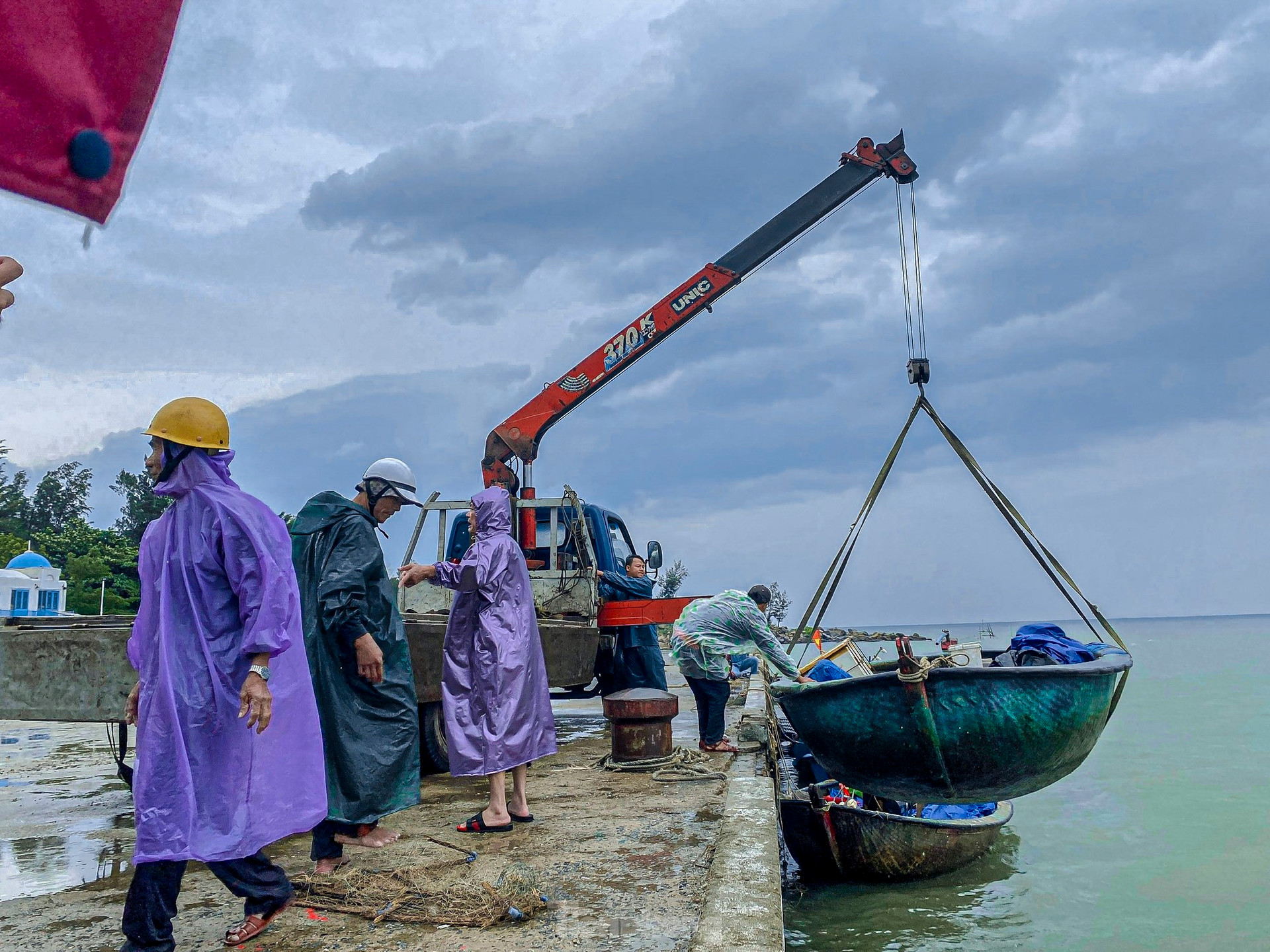 Ngư dân Đà Nẵng tất bật cẩu thuyền lên bờ tránh bão ảnh 1