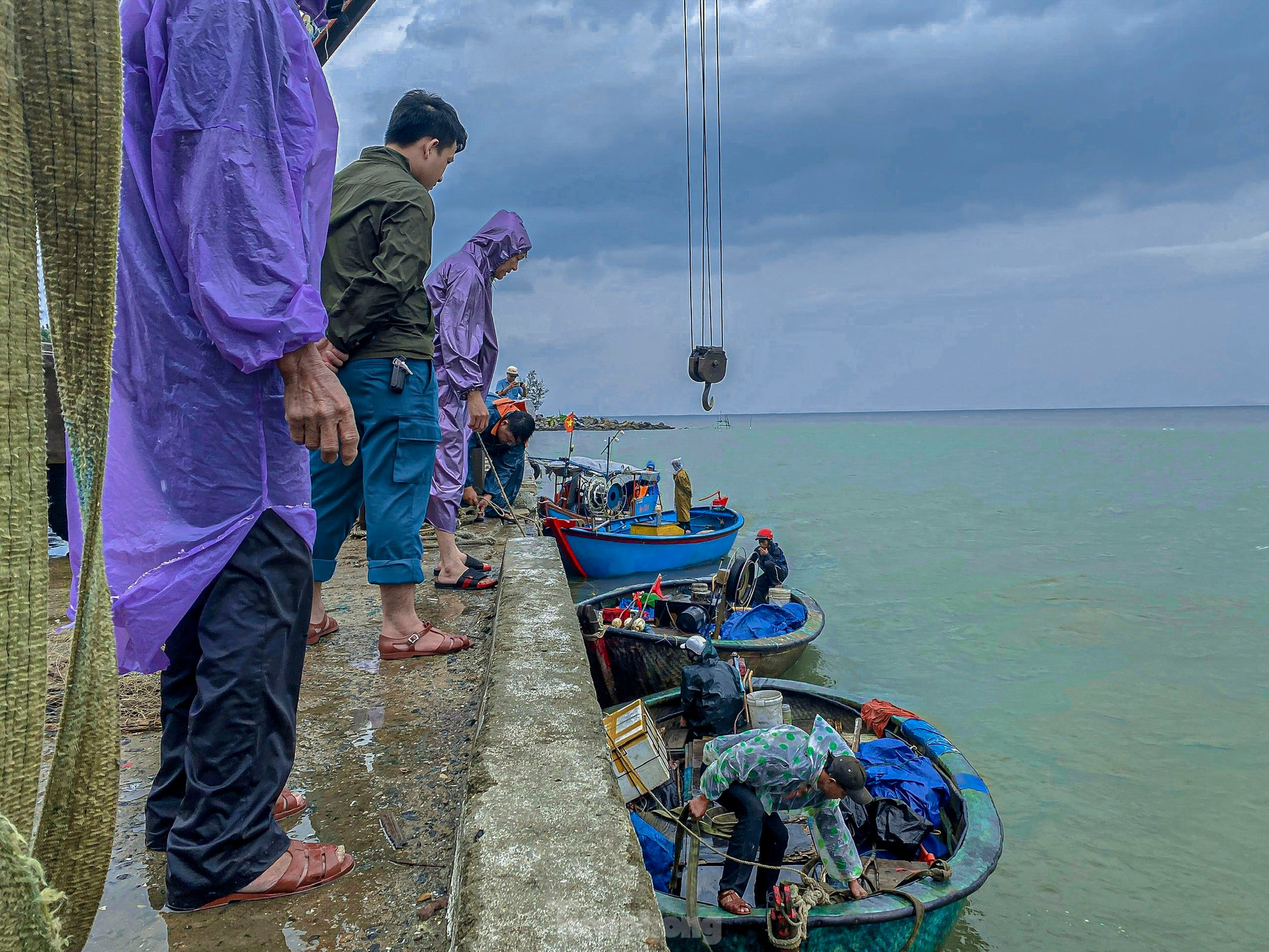 Ngư dân Đà Nẵng tất bật cẩu thuyền lên bờ tránh bão ảnh 2