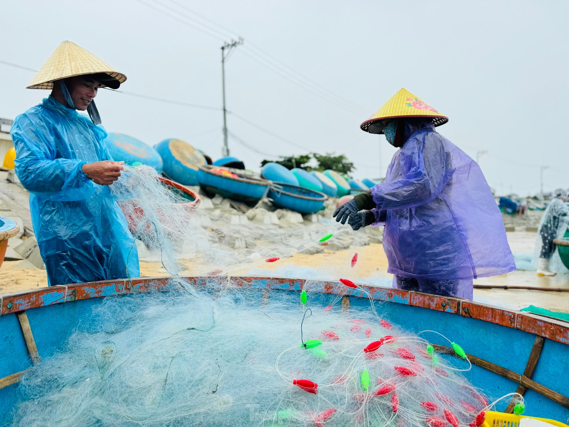 Ngư dân Quảng Ngãi ‘đánh cược’ tính mạng, dong thúng ra khơi bất chấp lệnh cấm biển ảnh 16