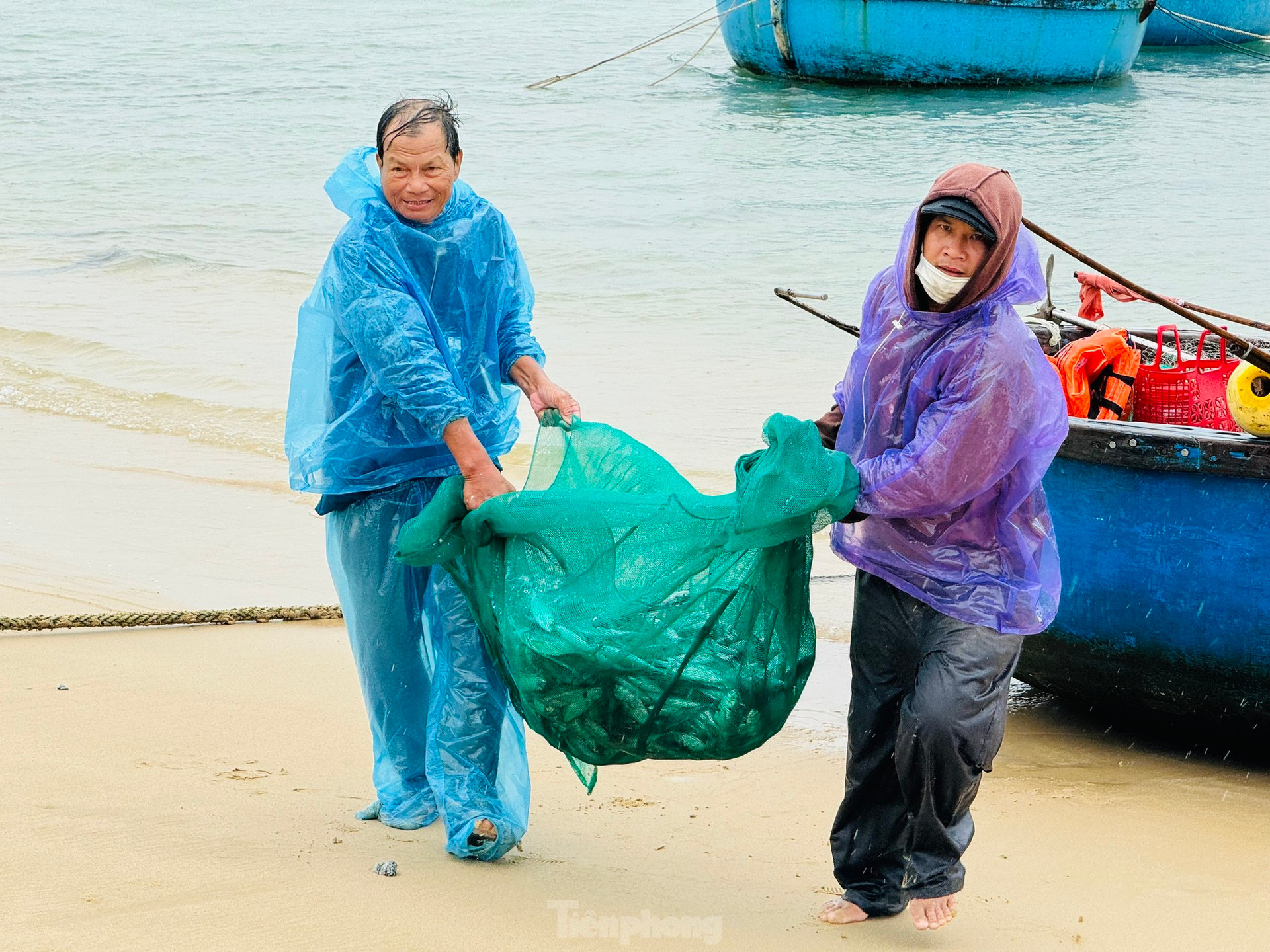 Ngư dân Quảng Ngãi ‘đánh cược’ tính mạng, dong thúng ra khơi bất chấp lệnh cấm biển ảnh 9