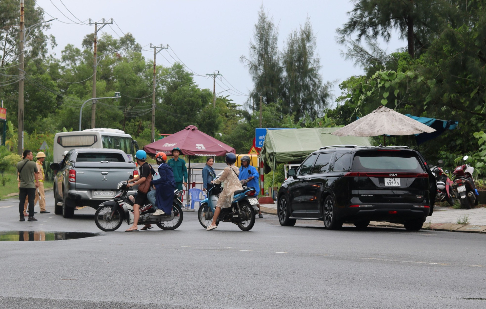 Ngư dân Đà Nẵng thuê xe cẩu đưa thuyền lên bờ tránh bão Trà Mi ảnh 14