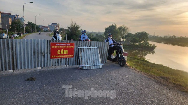 Cận cảnh tuyến đê Yên Nghĩa có 3 điểm sạt lở, hiện đang cấm phương tiện di chuyển ảnh 3