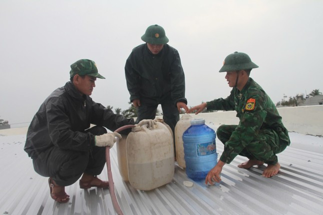 Bộ đội, công an đội mưa giúp dân Quảng Nam chằng chống nhà cửa trước bão Trà Mi ảnh 10