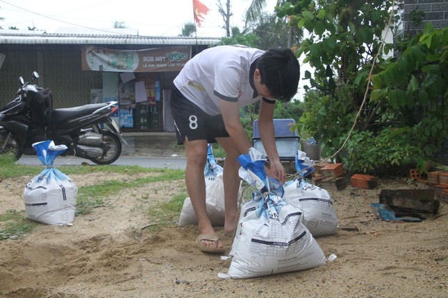 Bộ đội, công an đội mưa giúp dân Quảng Nam chằng chống nhà cửa trước bão Trà Mi ảnh 11