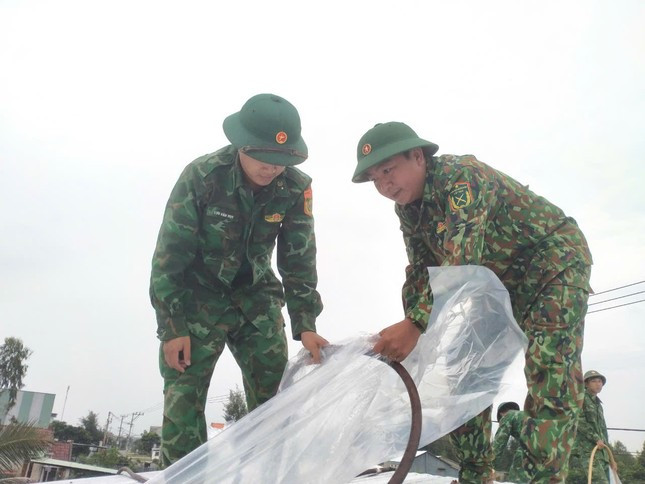 Bộ đội, công an đội mưa giúp dân Quảng Nam chằng chống nhà cửa trước bão Trà Mi ảnh 9