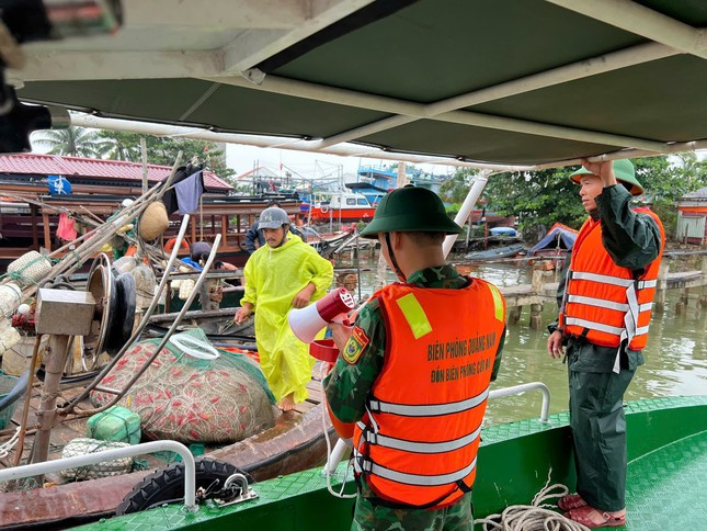 Bộ đội, công an đội mưa giúp dân Quảng Nam chằng chống nhà cửa trước bão Trà Mi ảnh 7