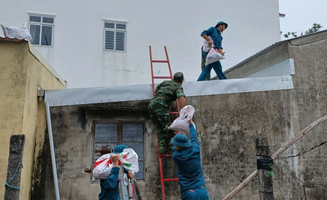 Bộ đội, công an đội mưa giúp dân Quảng Nam chằng chống nhà cửa trước bão Trà Mi ảnh 1