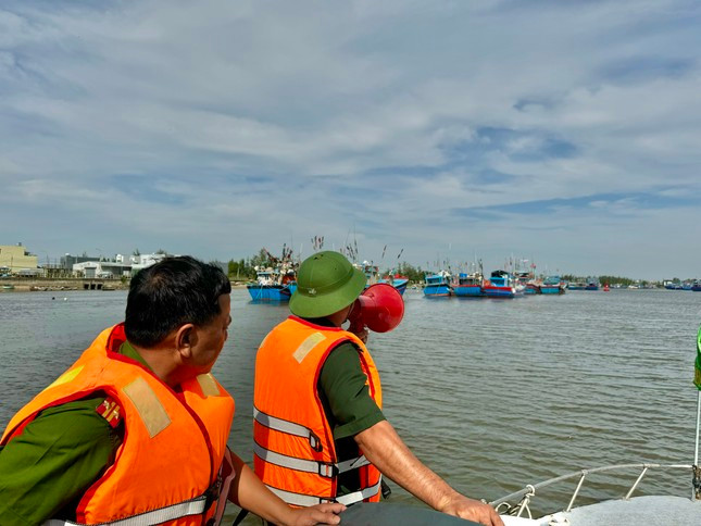 Quảng Ngãi tạm hoãn các cuộc họp chưa cần thiết để ứng phó bão số 6 ảnh 1