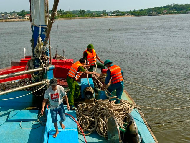 Quảng Ngãi tạm hoãn các cuộc họp chưa cần thiết để ứng phó bão số 6 ảnh 3